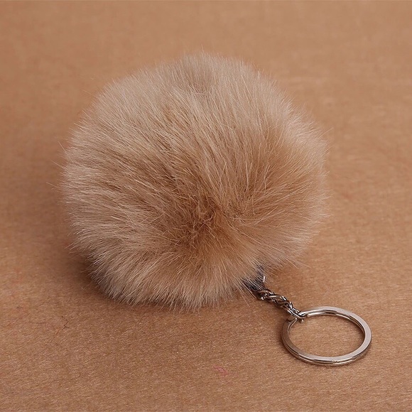 Fluffy Pom Pom keychains - Picture 4 of 5